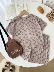 SHEIN Bộ 3 món đồ chơi trẻ em trai phong cách đường phố năng động, áo sweatshirt cổ tròn tay raglan rộng rãi, quần short thể thao màu kaki và túi đeo chéo màu kaki, thích hợp cho mùa xuân, hè và thu. - Màu Khaki - Xem 2