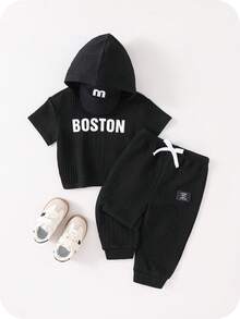 SHEIN 男婴休闲可爱针织字母图案纹理短袖连帽衫和松紧腰裤套装 - 彩色 - 查看 4