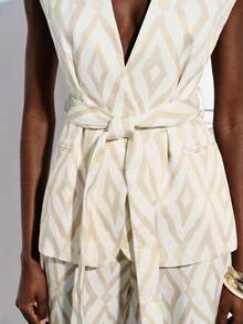 Aveloria Modichic Bộ vest nữ tối giản, thanh lịch, chất lượng cao, tiện dụng hàng ngày, mang phong cách cổ điển, sang trọng, không tay, in họa tiết hình thoi nghệ thuật, kèm thắt lưng và quần ống đứng. - Màu Khaki - Xem 2