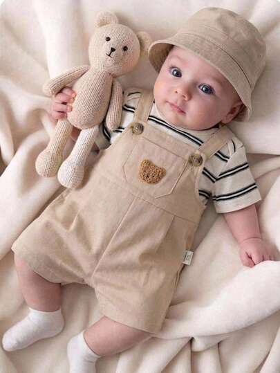 一件式新生女宝宝夏季韩版休闲可爱卡通图案条纹短袖T恤和卡通熊图案背带裤两件套，适合春夏居家穿着和外出。