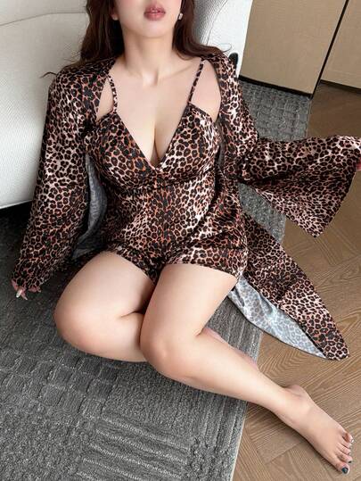 Dazy Plus 加大码豹纹喇叭袖睡袍和吊带短裤睡衣套装