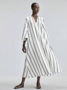 Ontre Đầm dài nữ mới 2026SS, vải dệt kẻ sọc, đầm maxi xẻ tà, phong cách nghỉ mát, trang phục đi nghỉ lễ, đầm nữ đen trắng cổ chữ V tay lỡ, trang phục thanh lịch tối giản thành thị, trang phục đi làm cho giáo viên, trang phục mùa hè, đầm thường ngày, trang phục đi biển, đầm dự đám cưới, đầm dự tiệc, đầm hẹn hò lãng mạn, thiết kế dáng chữ A rộng rãi, chất liệu thoải mái, đầm dài nữ bán chạy nhất thời trang. - Đen và trắng - Xem 5