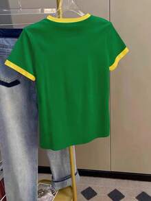 SHEIN 巴西南美黄绿撞色条纹印花女式T恤，适合夏季、日常通勤、节日礼物、时尚单品、潮流T恤、精美T恤、送给兄弟姐妹、姐妹、母亲的礼物、母亲节礼物，休闲又不失时尚感。 - 軍綠色 - 查看 2