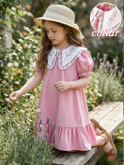 女童春夏休闲时尚新款连衣裙，梭织面料，白色底粉色玫瑰花卉数码印花，白色荷叶边领设计，粉色纯色褶皱雪纺泡泡袖，裙摆拼接设计，适合可爱、活泼、淑女气质的女孩，舒适百搭，适合春夏休闲、上学、外出、度假、派对等场合穿着。