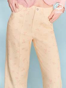 lacRébo Calça de algodão bege com estampa floral, cintura alta e detalhe contrastante em amarelo. Ideal para primavera/verão, carnaval e festivais de música. Estilo francês/parisiense. - Luz amarela - Ver 1
