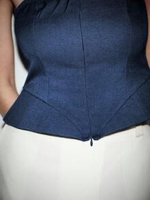 Lumivelle 女士春夏新款裹身式抹胸上衣，牛仔布质感面料，收腰设计，鱼骨纹理，优雅时尚的都市风上衣 - 寶藍色 - 查看 7