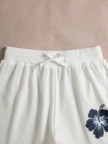 Sparklyn Este es un short de punto blanco de una sola pieza, casual y de estilo vacacional para adolescentes. La cintura acanalada es cómoda y transpirable, y la cintura con cordón ajustable permite ajustar el tamaño de la cintura. El delicado estampado en el panel frontal izquierdo agrega un toque único. Adecuado para uso diario, deportes, escuela, fiestas, vacaciones y otras ocasiones, es perfecto para primavera y verano. - Blanco - Ver 6