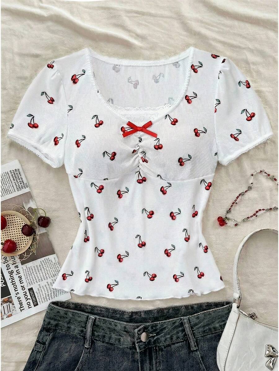 SHEIN Camiseta ajustada de manga corta con estampado de cerezas, contraste de encaje y plisado en el busto para adolescentes, ideal para el verano, vacaciones y uso diario - Rojo y blanco - Ver 1