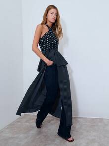 Nöista 这款吊带连衣裙饰有经典的黑白波点图案，腰部采用优雅的荷叶边设计，凸显身材曲线。非常适合春夏穿着，也适合打造晚装造型，以及从白天到夜晚的百变风格。 - 黑色 - 查看 3