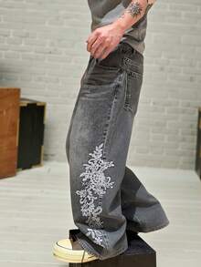 GALLERY FADE Jeans de mezclilla casual de uso diario con bordado floral y bolsillo inclinado lavado para hombres - Gris - Ver 4