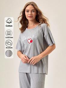Conjunto de pijama de camisa de manga corta y pantalones de punto acanalado con bordado de corazón con letras de algodón para mujer - Gris - Ver 1