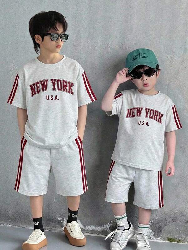 SHEIN 两件套男童休闲运动可爱花卉字母印花红色丝带圆领短袖T恤和短裤套装，适合通勤、上学、日常休闲穿着、运动、春夏穿着。