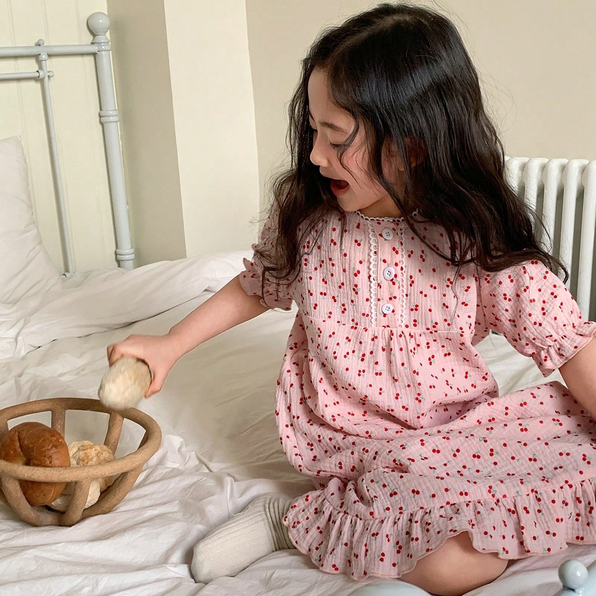 Camisón casual de verano con estampado de cerezas y pliegues con botones para niña joven