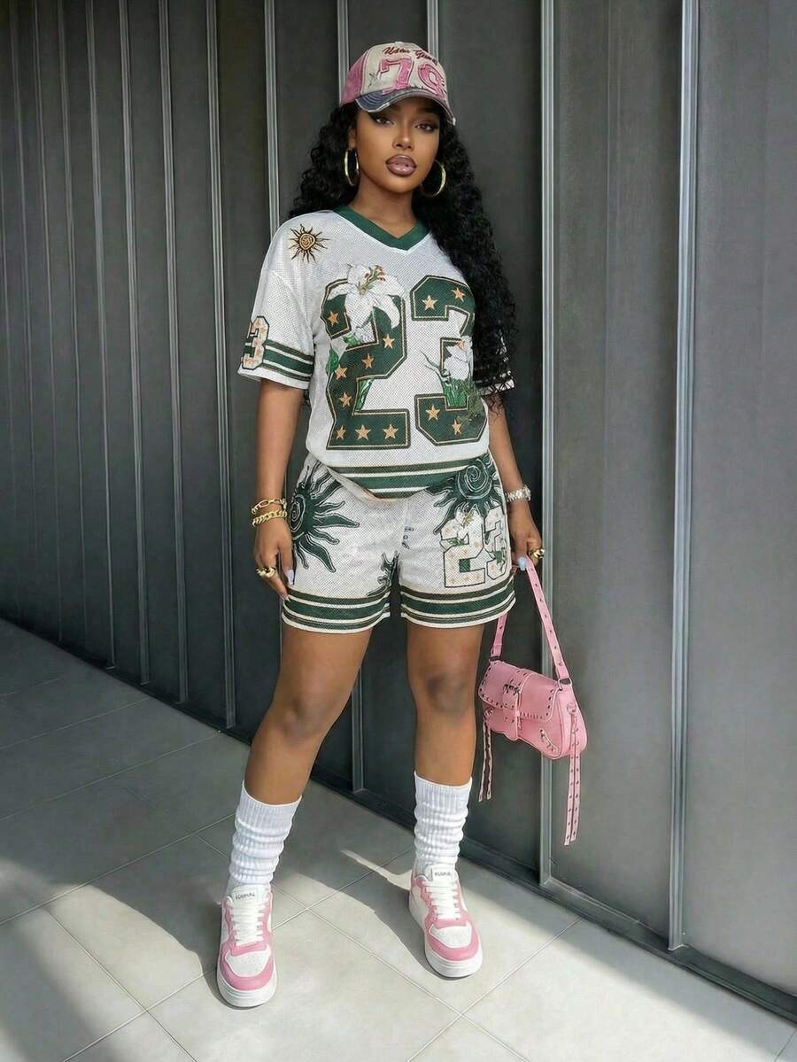 Slaydiva 2025新款夏季休闲街头运动风音乐季摩托车风23标语Logo印花杏色棕色印花V领短袖宽松T恤+宽松短裤大网眼针织女士两件套-A - 彩色 - 查看 1