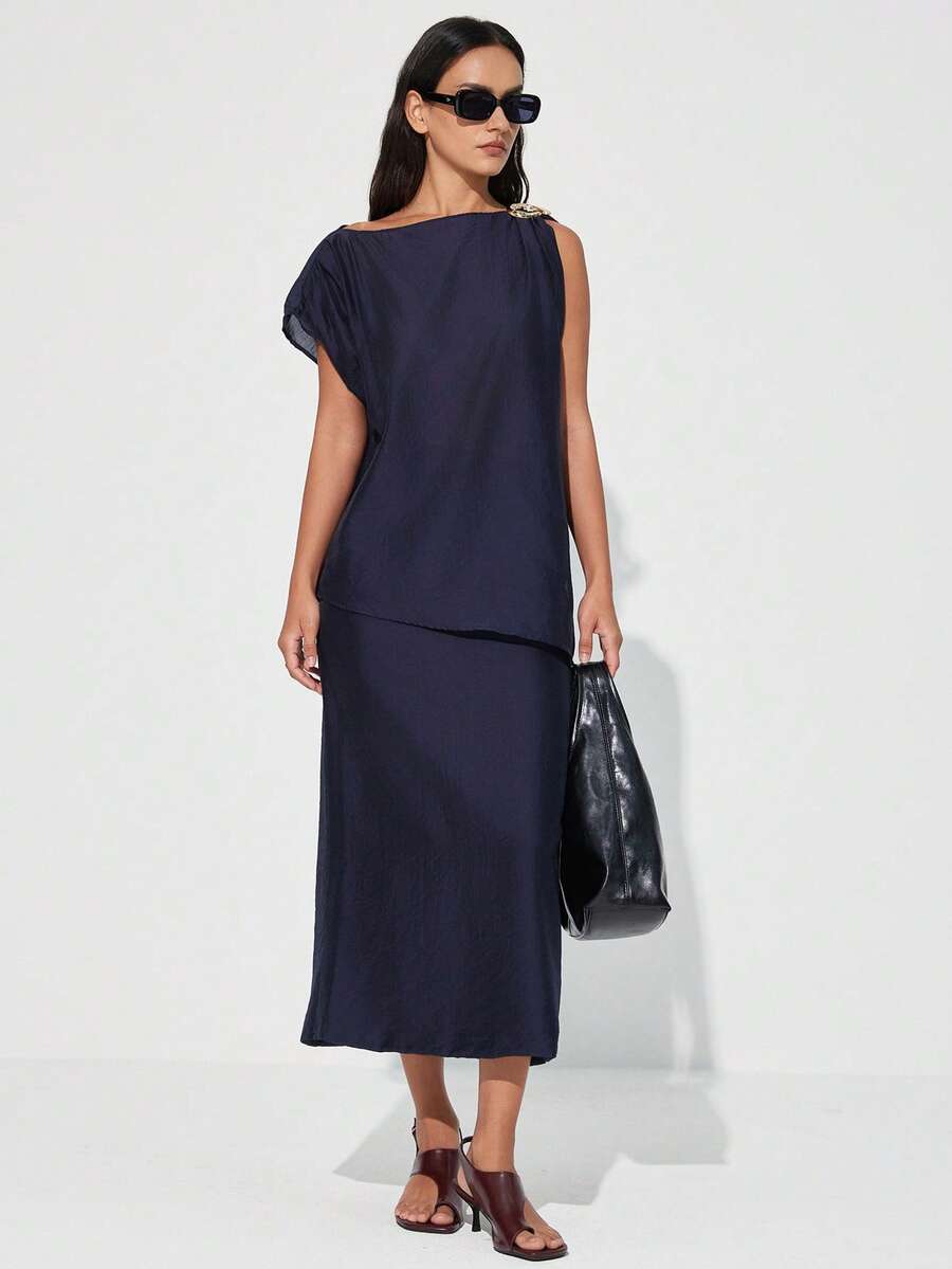 Aveloria Modichic 时尚设计感休闲度假简约宽松轻盈露肩不对称剪裁精致金属装饰上衣搭配直筒裙两件套 - 黑色 - 查看 1