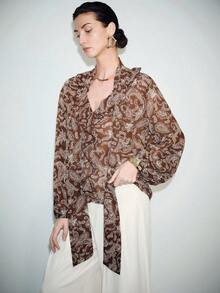 Lumivelle Áo kiểu nữ màu nâu đậm họa tiết paisley hoa văn, tay bồng, cổ chữ V, chất liệu chiffon, dáng rộng, thoáng mát, nhẹ nhàng, thích hợp cho kỳ nghỉ, chống nắng. - màu nâu - Xem 3