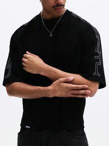 SUMWON 宽松圆领短袖印花T恤，侧边印有文字，休闲纯棉材质 - 黑色 - 查看 5