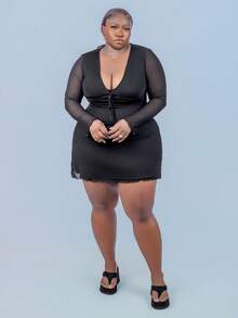 CurvyTilda Vestido de talla grande con cuello en V profundo, decorado con lazo - Negro - Ver 3