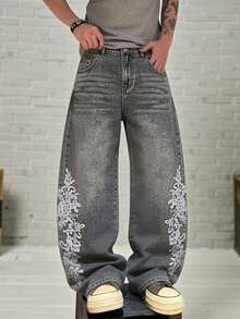 GALLERY FADE Jeans de mezclilla casual de uso diario con bordado floral y bolsillo inclinado lavado para hombres - Gris - Ver 3