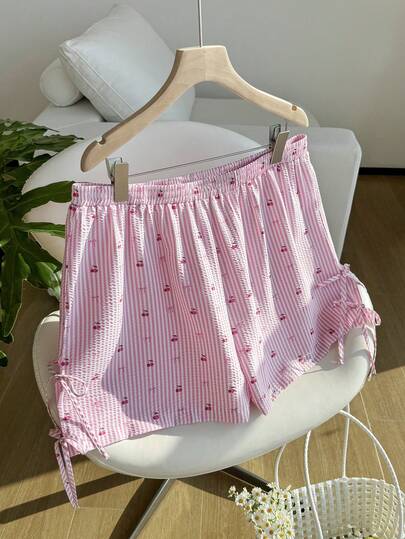 Solflare 春夏新款休闲短裤，适合外出、日常穿着、派对、音乐节、返校、毕业典礼、度假、街头风、居家休闲、逛街、城市漫步等多种场合，可外穿或叠穿，侧边开衩蝴蝶结装饰，粉白樱花蝴蝶结印花，宽松版型，大码可选