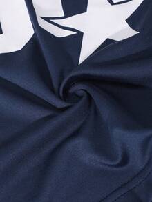 SHEIN 少女两件套。藏蓝色露肩短款T恤，饰有白色“80”数字和星星印花，美式休闲风格。蓝色阔腿牛仔裤，饰有深蓝色星星图案，宽松版型，街头甜美风。星星图案贯穿上下装，浑然一体。适合日常休闲穿着和外出活动。 - 藏蓝色 - 查看 8