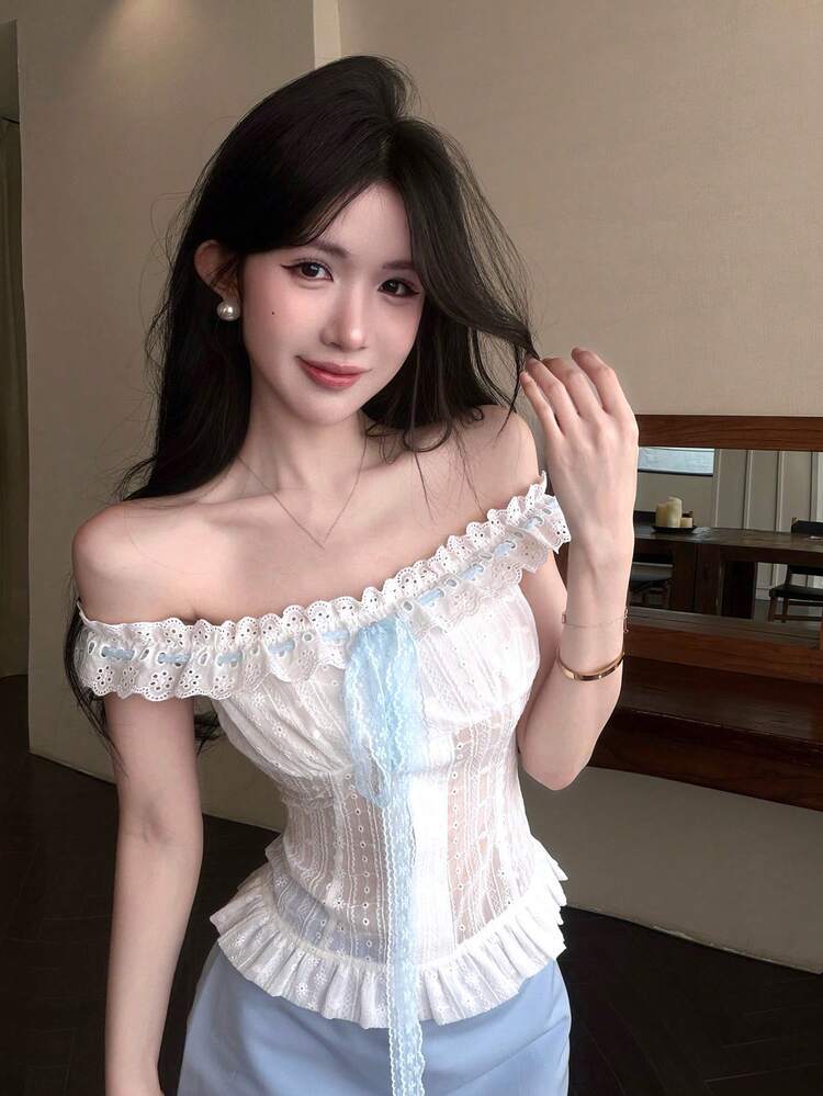 White One-Shoulder Blouse With Lace Ruffle Trim And Contrast Color Blocking, Casual Crop Top For Spring/Summer, Suitable For Dates, Weddings, Vacations, Music Festivals, Sexy Look Off The Shoulder