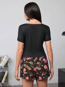 SHEIN HOT STUFF Conjunto de ropa de estar en casa informal con top de manga corta y cuello redondo con estampado de letras y dibujos, y shorts para mujer - Negro - Ver 2