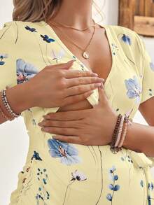 SHEIN Áo thun ngắn tay cổ chữ V in hoa dành cho bà bầu, kiểu dáng thường ngày, có chức năng cho con bú, thích hợp mặc hàng ngày. - Màu vàng - Xem 3