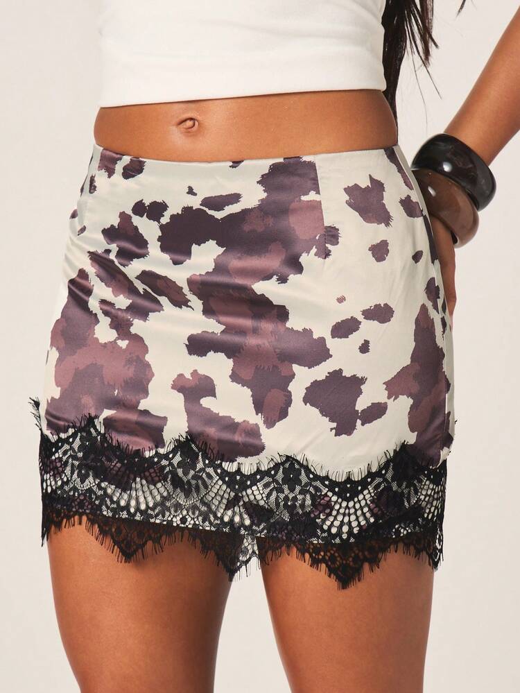 MISSGUIDED Damen Kuh-Muster Satin Mini Rock mit schwarzer gezackter Spitzenborte, körperbetonter Partykleidung mit hoher Taille für Abend und Club