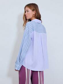 Nöista 这款纽扣衬衫采用独特的条纹图案，两侧饰有对比鲜明的竖条纹。经典领型，长袖设计。适合春季、夏季和复活节穿着。 - 淺灰紫 - 查看 2