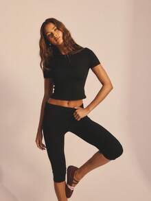 Aralina 两件套休闲运动春夏度假沙滩短袖修身T恤修身七分紧身裤套装 - 黑色 - 查看 10