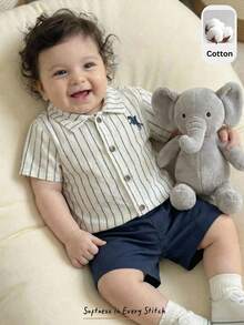 Cozy Pixies 男婴蓝白条纹领短袖马绣衬衫配松紧腰短裤两件套，适合春夏各种场合，如生日派对、洗礼、周岁庆典、晚会、演出、婚礼等，可作为优雅的婚礼宾客、花童、戒指童穿着。 - 彩色 - 查看 2