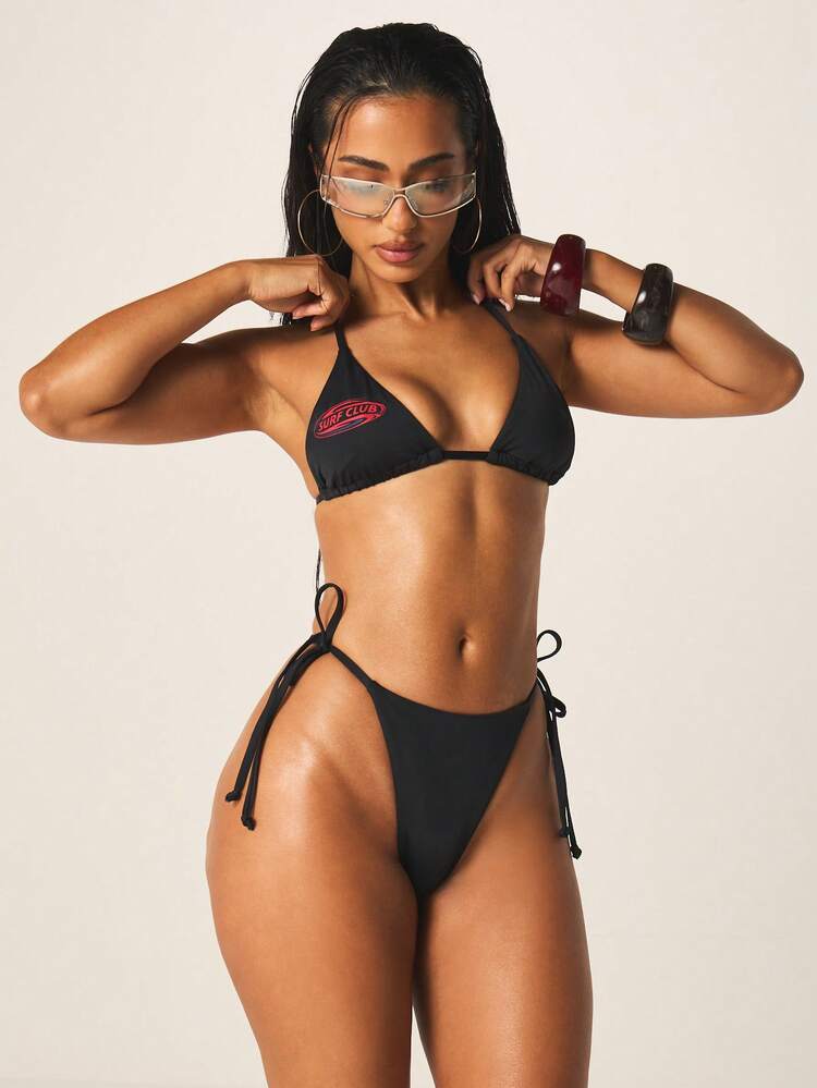 MISSGUIDED ブラック三角ビキニセット レッドサーフクラブロゴプリント ホルターネック トップ タイサイド ストリングボトム 夏のビーチスイムウェア 2ピース