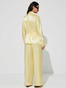 Aveloria Modichic 新款休闲宽松飘逸缎面长袖翻领收腰设计上衣搭配直筒裤两件套 - 黃色 - 查看 6