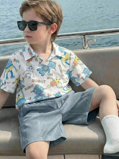 SHEIN 2件套男童可爱休闲学院风卡通动物图案polo衫和蓝色短裤套装，适合学校、生日派对、庆典、婚礼、婴儿派对等场合。