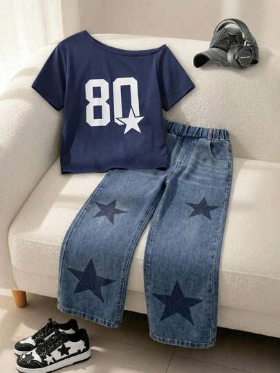 SHEIN 少女两件套。藏蓝色露肩短款T恤，饰有白色“80”数字和星星印花，美式休闲风格。蓝色阔腿牛仔裤，饰有深蓝色星星图案，宽松版型，街头甜美风。星星图案贯穿上下装，浑然一体。适合日常休闲穿着和外出活动。
