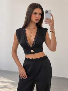 GlowEve 女士撞色蕾丝金属单扣短款背心和裤子时尚套装 - 黑色 - 查看 1