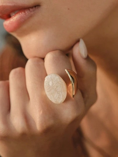 Opalesca Anel Personalizado Geométrico de Resina Banhado a Ouro 18K