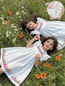 SHEIN Genkimix Kids 女童春夏休闲时尚新款连衣裙，正面彩色数码印花图案，白色镂空蕾丝饰边，白色蕾丝无袖荷叶袖，白色梭织面料拼接下摆，圆领连衣裙，适合夏季女童穿着，可爱韩版简约风格，适合日常上学、外出游玩等场合。春夏白色碎花连衣裙，女童白色童装，小女孩墨西哥风连衣裙，女童连衣裙，夏季服装。优雅派对礼服。柔软连衣裙。 - 白色 - 查看 5