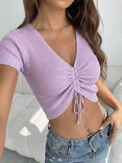 Top de punto para mujer, manga corta, escote en V, detalle fruncido ajustable, diseño crop, corte corto, acanalado blusa acanalada elástica, estilo moderno y casual ideal para outfits frescos y modernos
