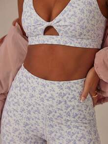 Aralina Bộ đồ thể thao năng động dành cho nữ, gồm áo croptop và quần legging in hoa, kiểu dáng xoắn phía trước, thích hợp cho tập gym và tập luyện. - Màu be - Xem 10