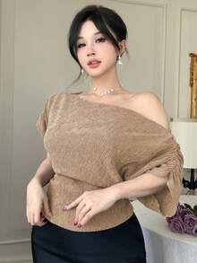 DAZY Kaos Fashion Wanita Warna Polos dengan Bahu Asimetris dan Lengan Kelelawar - Khaki - View 3