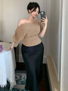 DAZY Kaos Fashion Wanita Warna Polos dengan Bahu Asimetris dan Lengan Kelelawar - Khaki - View 5