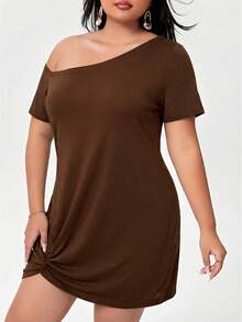 SHEIN Essnce 加大码不对称领口扭结下摆连衣裙 黑色露肩连衣裙 露肩加大码连衣裙 纯色加大码连衣裙 加大码休闲连衣裙 - 棕色 - 查看 5