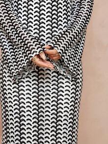 金属装饰深V领喇叭袖修身条纹印花连衣裙（女款） - 黑與白 - 查看 6