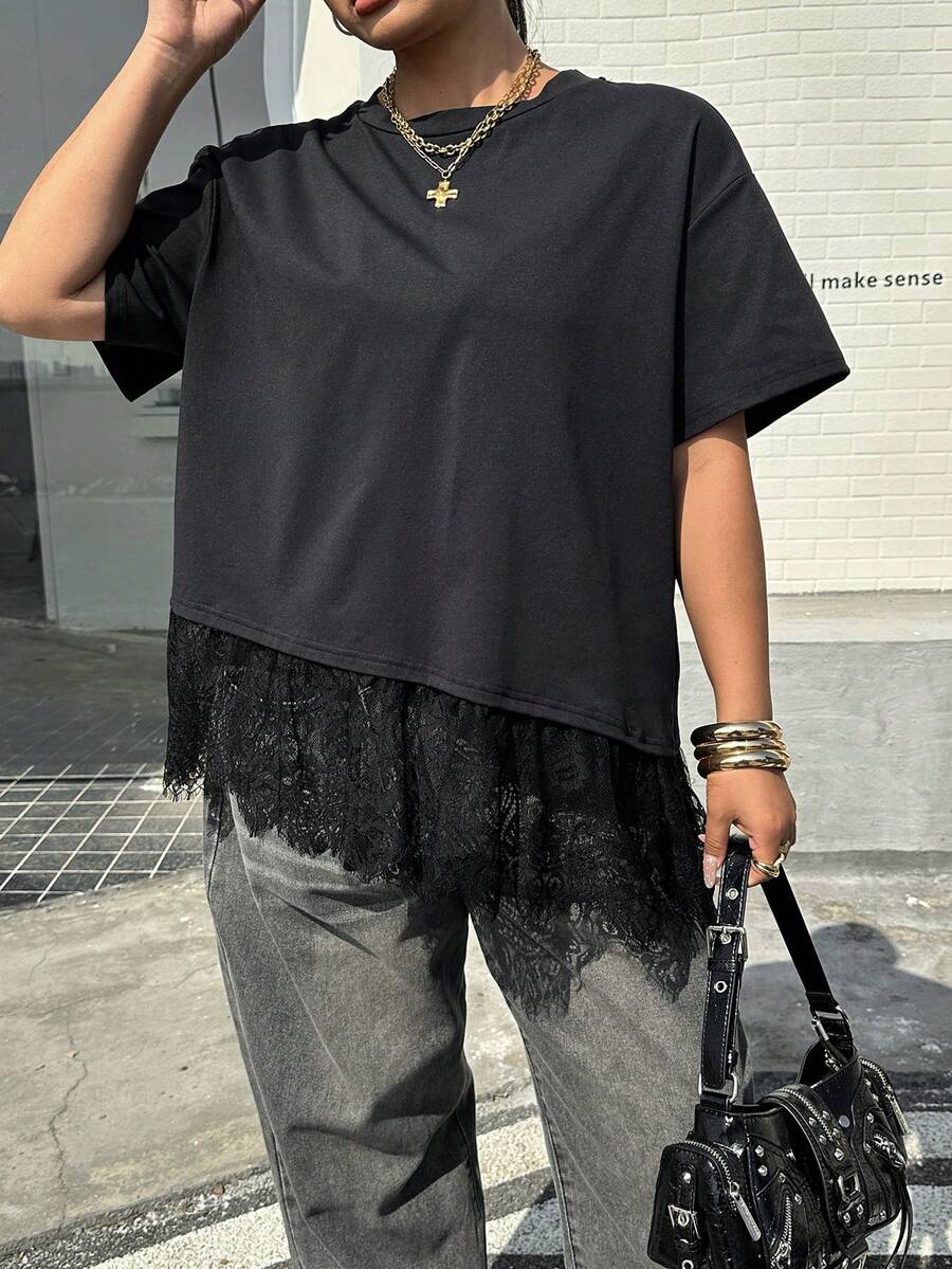 SHEIN EZwear 大码女式纯色圆领短袖撞色蕾丝不对称下摆宽松T恤 - 黑色 - 查看 1