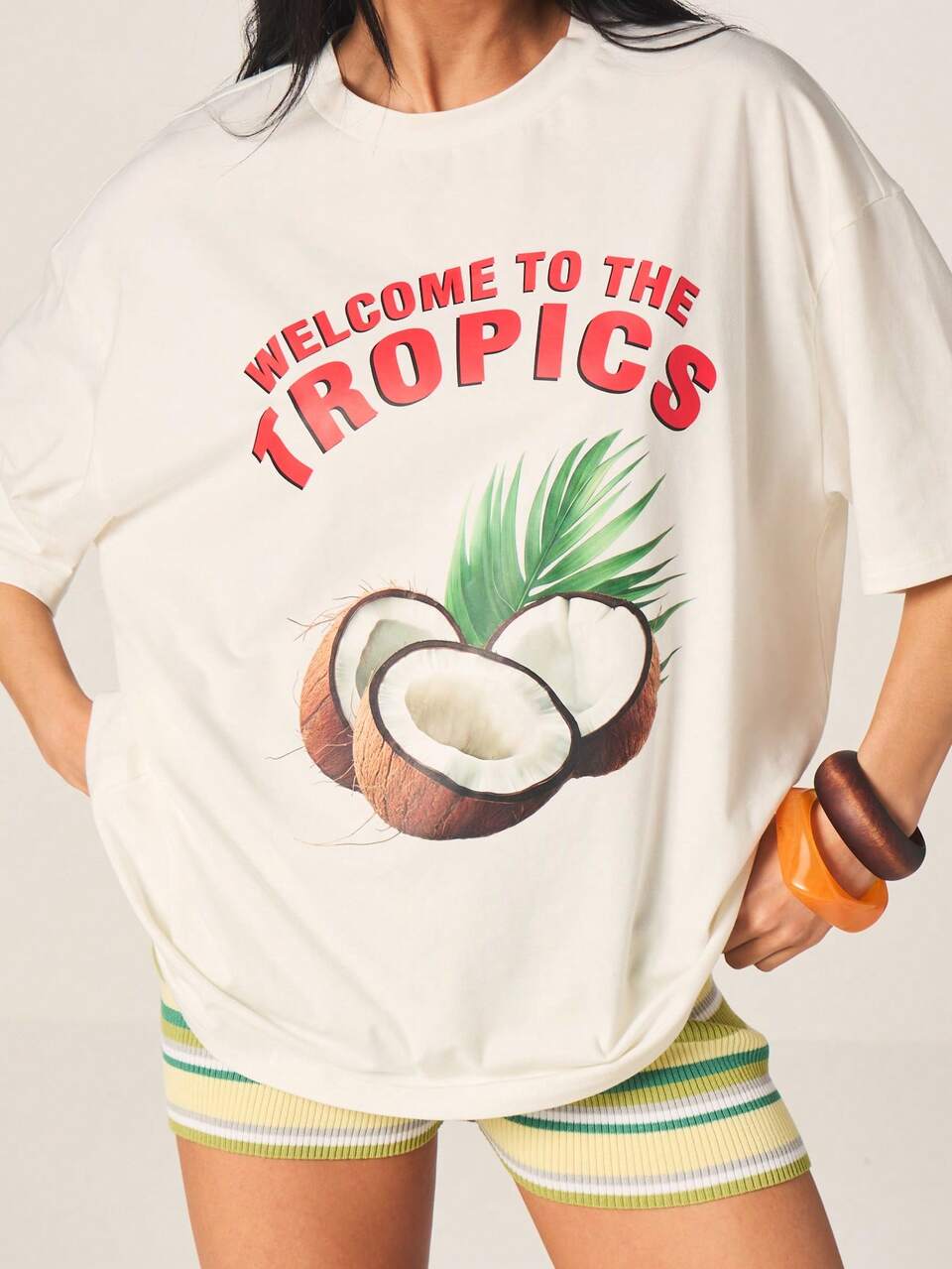 MISSGUIDED T-shirt estiva casual da donna con grafica oversize di cocco e ananas, "Benvenuti nei tropici", adatta per vacanze al mare