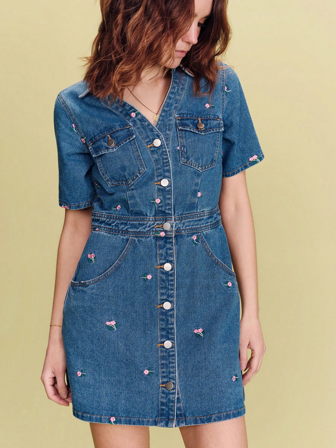 Ciemnoniebieska jeansowa mini sukienka, dopasowana, z różowym haftem kwiatowym i uroczą spódnicą w kształcie litery A. Wiosna Lato. Styl francuski. Styl paryski.