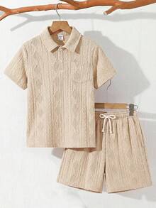 SHEIN 两件套男童休闲宽松纯色 Polo 领短袖 T 恤和短裤套装，适合通勤、上学、日常休闲穿着、运动、春夏穿着。 - 彩色 - 查看 7