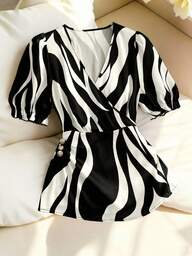 GlowEve CURVE Blusa de manga corta con cuello en V, estampado en blanco y negro, con pliegues en la cintura y hebilla metálica decorativa, adecuada para primavera/verano, vuelta al colegio, vacaciones, graduación, San Valentín, Navidad, festival de música, Día de la Madre, Halloween, Acción de Gracias, Pascua, Día Nacional, baile de graduación, cumpleaños, cita, temporada de bodas, salida al aire libre, para mujeres de talla grande y elegante